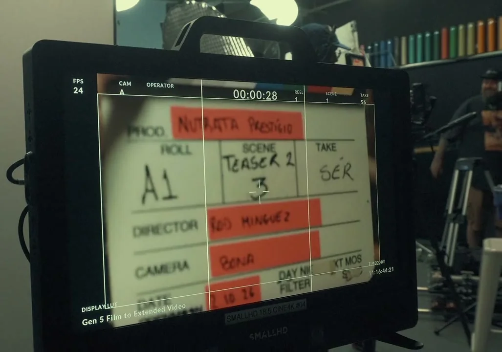 Claquete de gravação exibida no monitor do set.